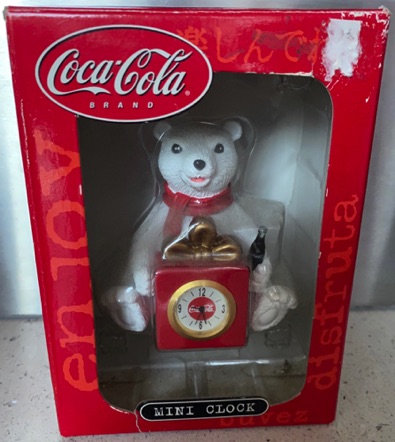 3151-1 € 15,00 coca cola mini klok ijsbeer met cadeau.jpeg